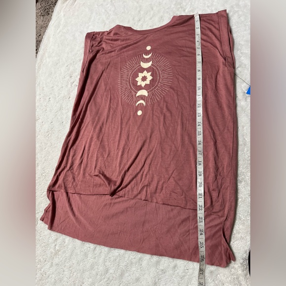 NWT- CLUB PILATES Moon Step Hem Graphic Tank Top in Mauve - Picture 9 of 10